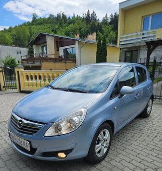 Opel Corsa 1.2 benzin klima kamera 5 dverí servisná kniha