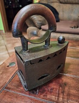 Stará žehlička na uhlie