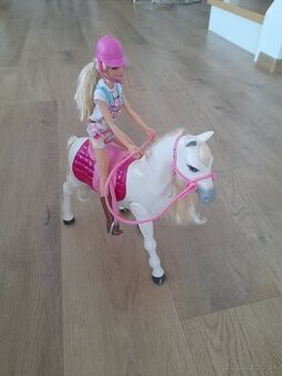 Interaktívny barbie koník