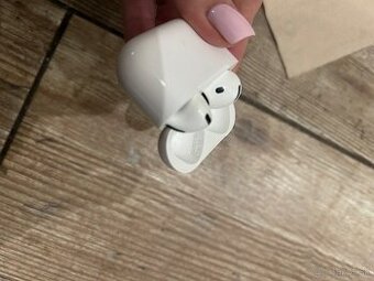 AirPods 4
