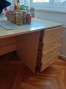 Pisaci stol so suflikmi