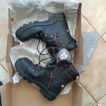 Predám nové prac. topánky č. 42 + krém zdarma