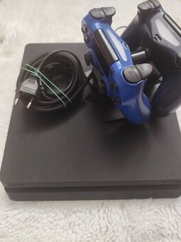 Konzola PS4, ovládače, nabíjacia stanica