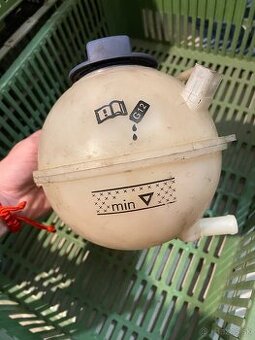 Golf 4 nádržka na nemrznúcu kvapalinu