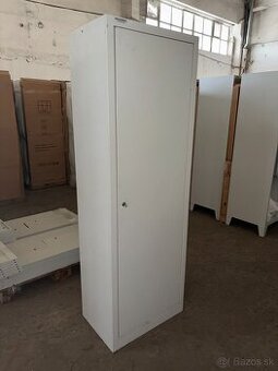 Ľahká skladovacia skriňa so 4 policami