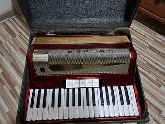 Hohner Lucia III červená (96 basov) 8kg