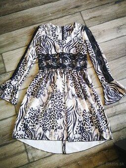 Krásne šaty so širokými rukávmi