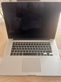 Apple MacBook Pro  (Retina, 15-palcový)