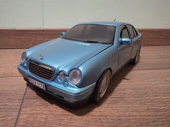 Mercedes Benz E320 W210 E-Klasse Model 1:18