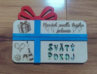 Drevená darčeková karta na peniaze v tvare darčeka Pokoj