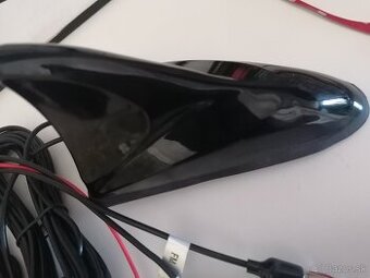 Aktívna autoanténa „žraločia plutva“(GPS. DAB.FM)