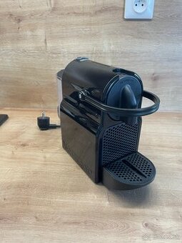 Kávovar na kapsuly Nespresso De'Longhi Inissia Black EN80.B