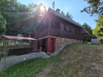 ZARIADENÁ rekreačná chata s garážou a pivnicou.