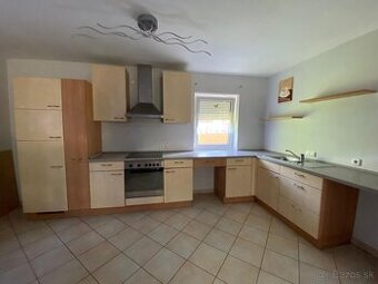 Moderná kuchynská linka so spotrebičmi