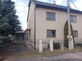 Rodinný dom s veľkým pozemkom, krásnou záhradou a jazierkom