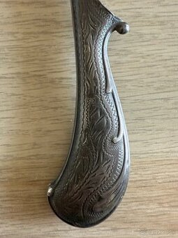 Strieborny drziak na hreben