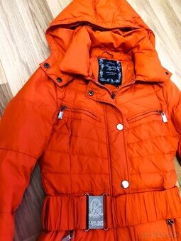 KRÁSNA DLHŠIA BUNDA ZIMNÁ S KAPUCŇOU č.S