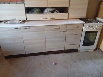 Kuchynská linka a šporák