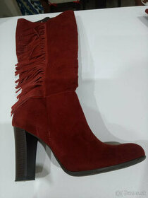 Predám semišové dlhé bordové čižmy.