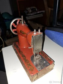 Malý starožitný šijací stroj