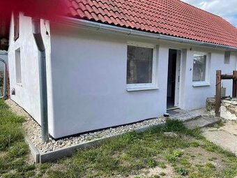 Novopostavený malý dom s veľkou záhradou na predaj.