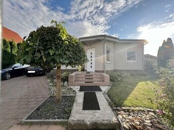 ÚTULNÝ 3 - IZBOVÝ BUNGALOV S BAZÉNOM A S ROZĽAHLÝM POZEMKOM