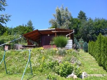 Udržiavaná záhrada s chatkou nad Bagroviskom – 448 m²