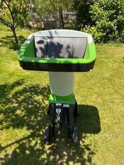 elektrický drvič / štiepkovač na konáre.