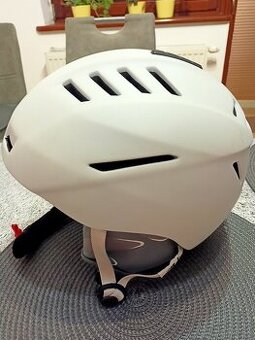 Dámska lyžiarska prilba