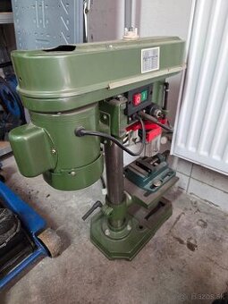 Stojanová vŕtačka s prídržným zveráčikom na obrábané diely