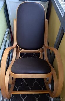 Hojdacie kreslo v retro sýle