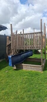 Záhradný drevený detský domček so šmýkalkou