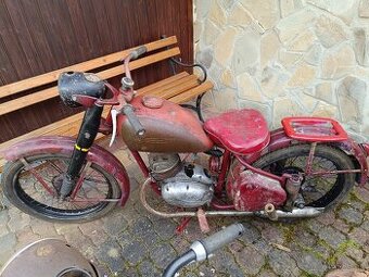 Veterán ČZ 150 c malý perák