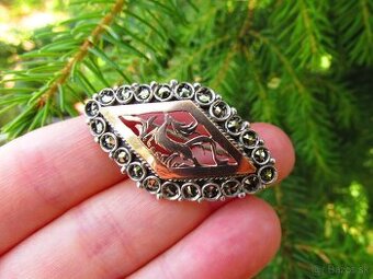 Strieborná brošňa so zlatom a markazitmi, Ag 925