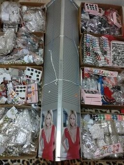 NOVÁ bižutéria, ešte zabalená. 8 plných banánových krabíc