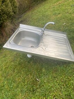 Nerezový drez s batériou a sifonom