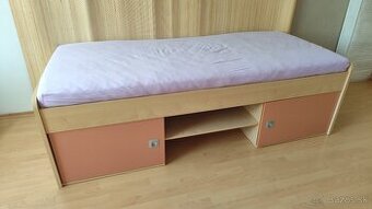 Posteľ s roštom a úložným priestorom