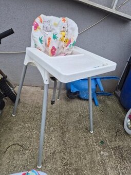 Hračky a ikea stolička