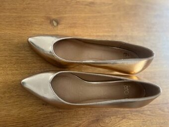 krasne zlate lodicky cislo 39 v 100% stave