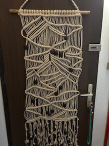 Moderná macramé dekorácia na stenu