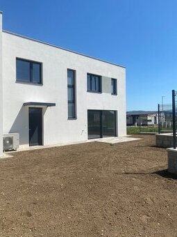 Na predaj ponúkam 5 izbovú novostavbu rodinného domu.