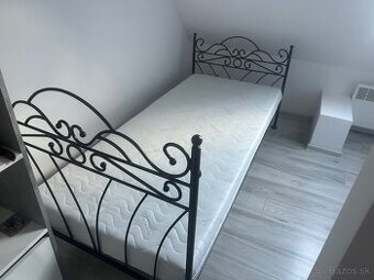 Jednolozková kovová posteľ