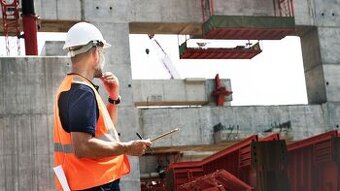 Pomocný pracovník na stavebné práce