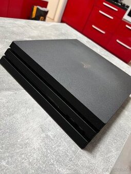 PS4 PRO 1TB + 2x joystick + hra Mafia
