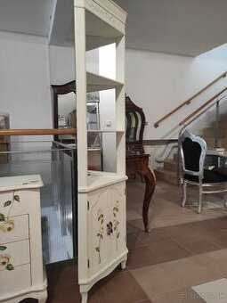 Rohová maľovaná vitrína