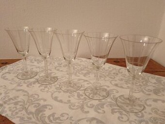 Vínové fasetované poháre