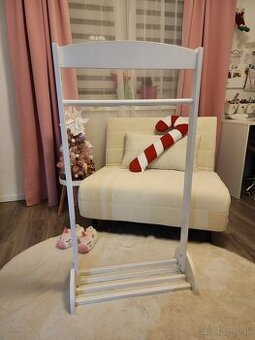 Drevený vešiak na detské šaty