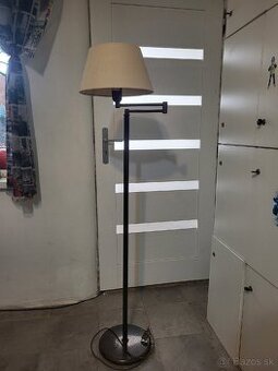 Nastaviteľná stojaca lampa