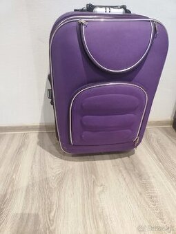 Fialový cestovný kufor