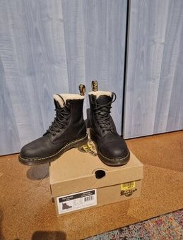Predám dámske/dievčenské topánky dr. Martens